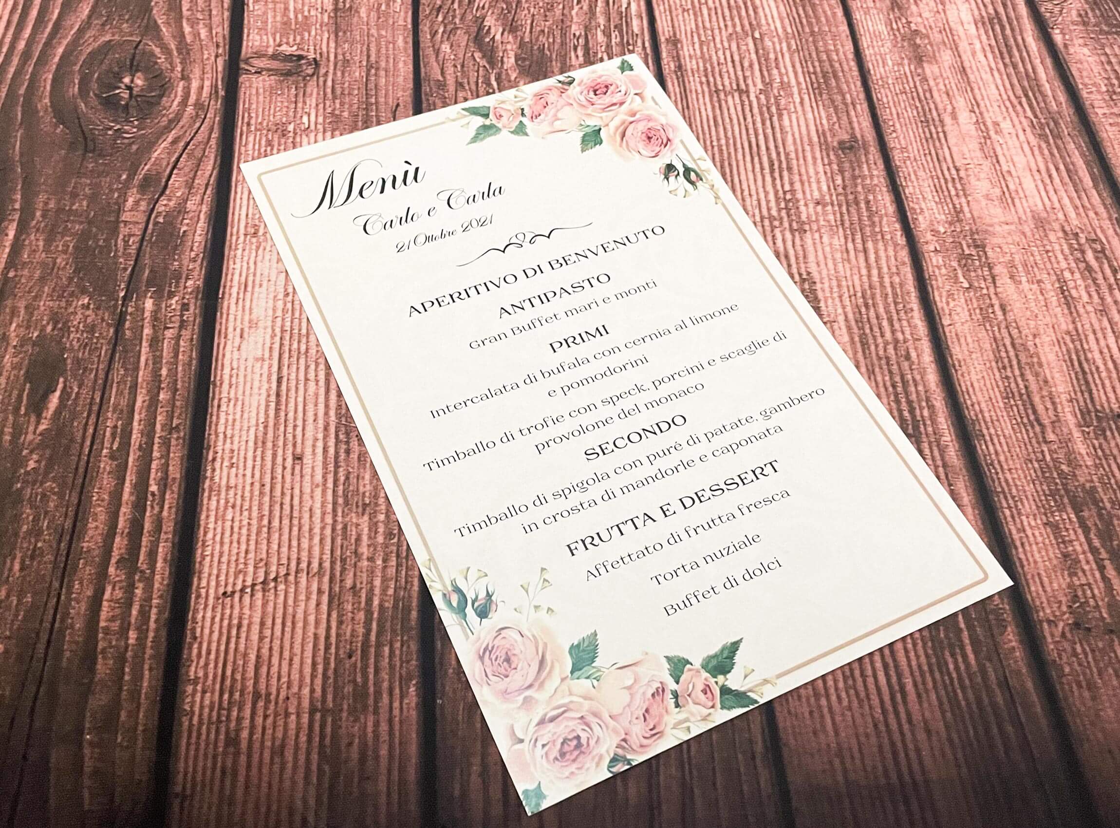 menu elegante con rose agli angoli